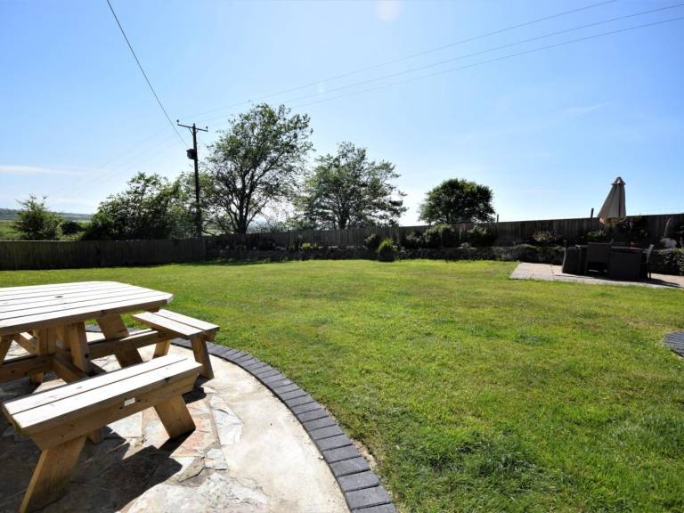 Cottage with yard — photo 2