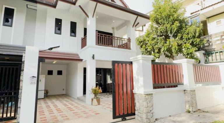 3 Bedroom Renovated Villa 3 minutes to the beach in Karon