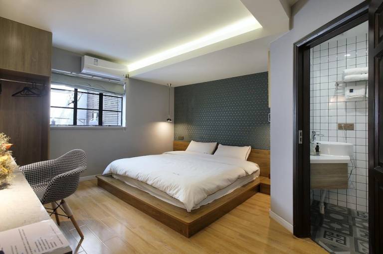 Bed and breakfast  曹家渡