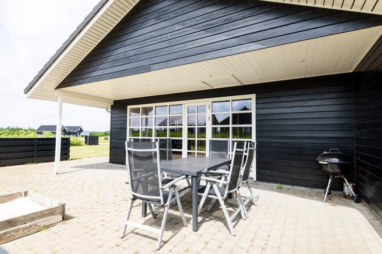 Vacation home with yard, sauna & barbecue — photo 2