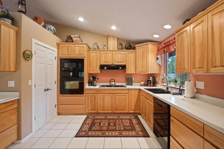 164 Jillian - Private, Peaceful Near Deschutes River, Hot Tub, Fenced Yard, Ping Pong, & Foosball — photo 5
