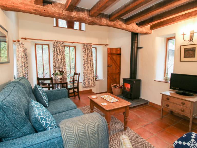 Cottage with garden — photo 4