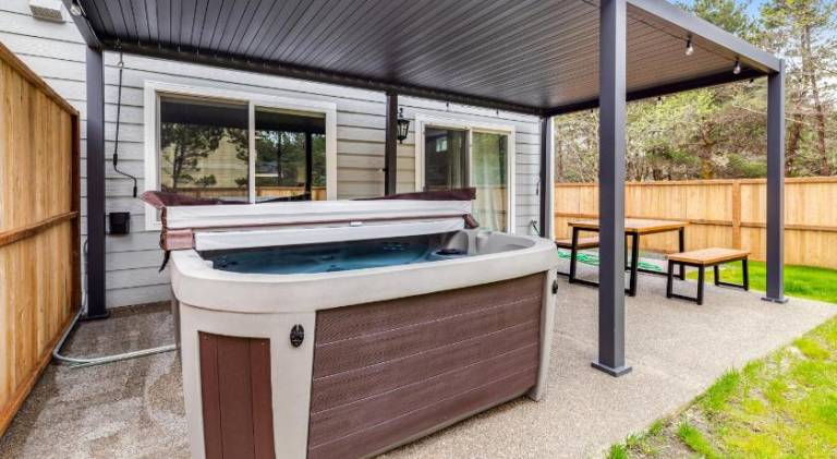 Vacation home with jacuzzi — photo 4
