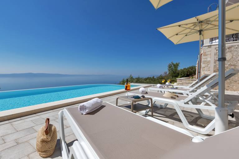 Private room with pool, patio & garden | Mountain view in Tucepi