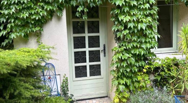 House with patio, barbeque & garden in Nanterre