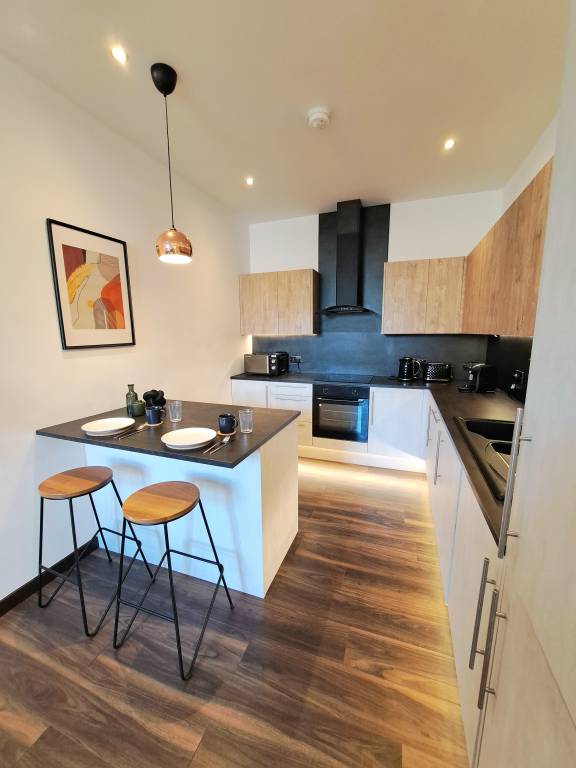 Modern 3 Bedroom Apartment Secure Parking