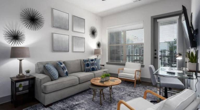 Luxury Apt with shopping and restaurants — photo 2