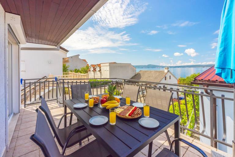 Modern apartment in a dream location just 70 metres from the beach with parking, sea view, dog-friendly in Crikvenica