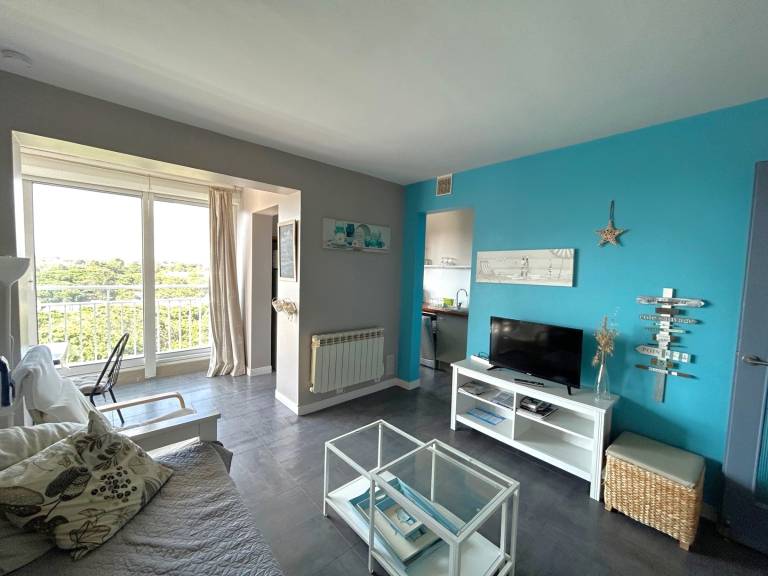 Beautiful well-equipped apartment near beach, panoramic view — photo 4