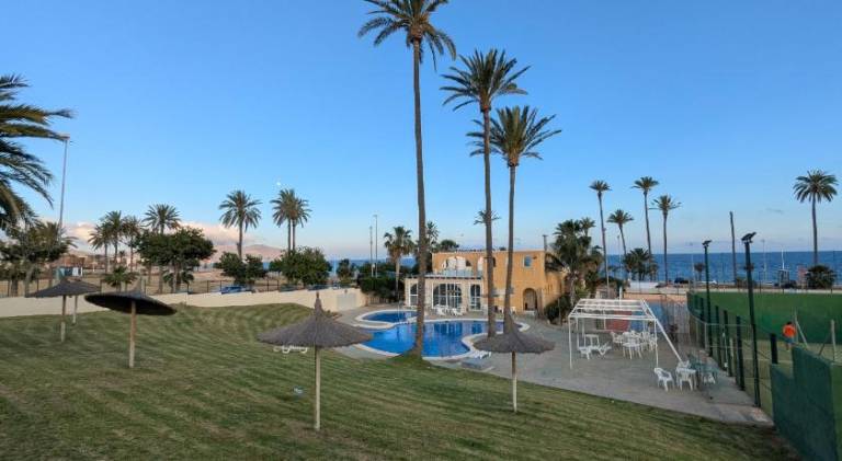 House with pool — photo 4
