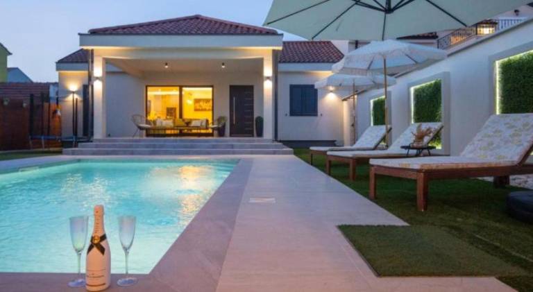 Pleasant vacation home with pool | Dogs allowed in Biograd na Moru