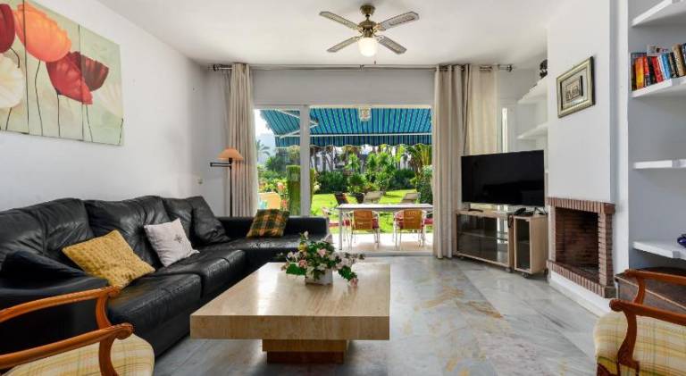 Spacious Beachfront Holiday Home — photo 2