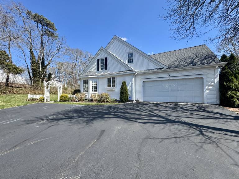 Stunning 5-bed, 3-bath home with 3,500 sq ft in the heart of Harwich! — photo 3