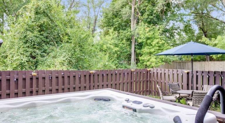Vacation home with hot tub — photo 5