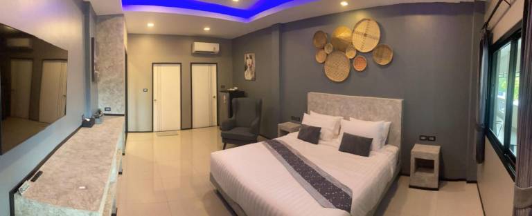 Dedicated room with private pool & patio | City view — photo 2