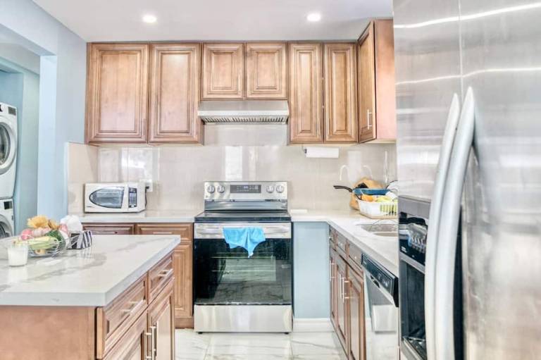 Renovated Rooms 10 min to Finch Subway Near Yonge St