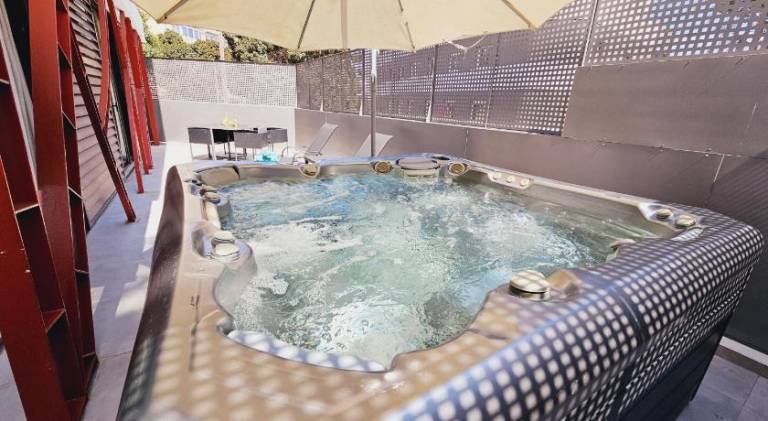 Holiday apartment with patio & jacuzzi — photo 5