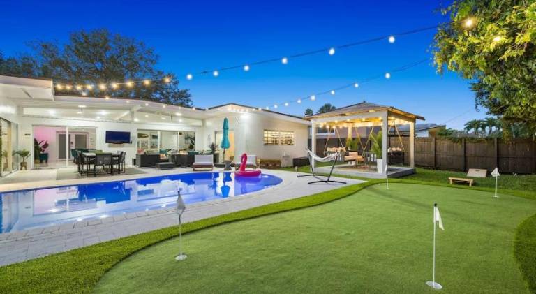 Vacation home with pool | Pets are welcome in Aventura, FL
