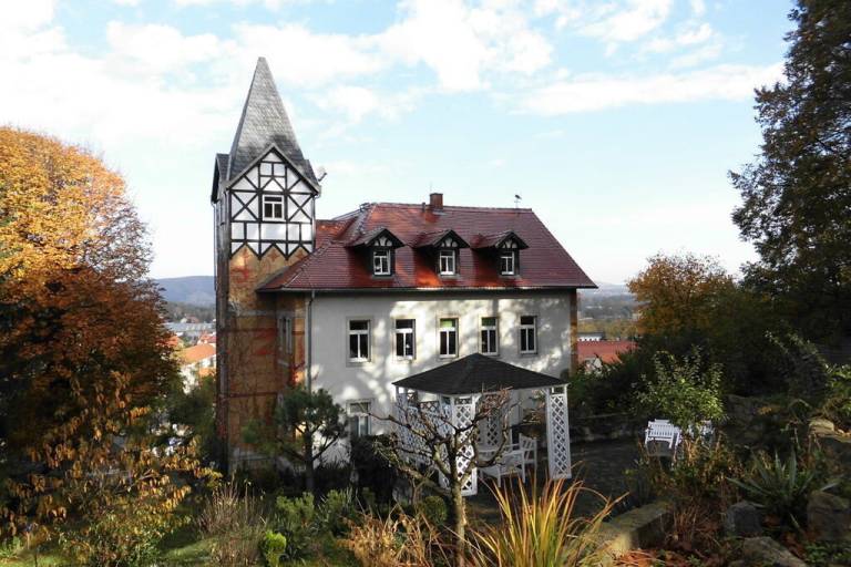 Vacation home with yard, pool & patio in Dresden