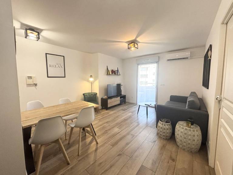 Fully equipped beautiful holiday apartment with terrace & yard | Next to the beach | Perfect for remote work | Dogs allowed in Antibes