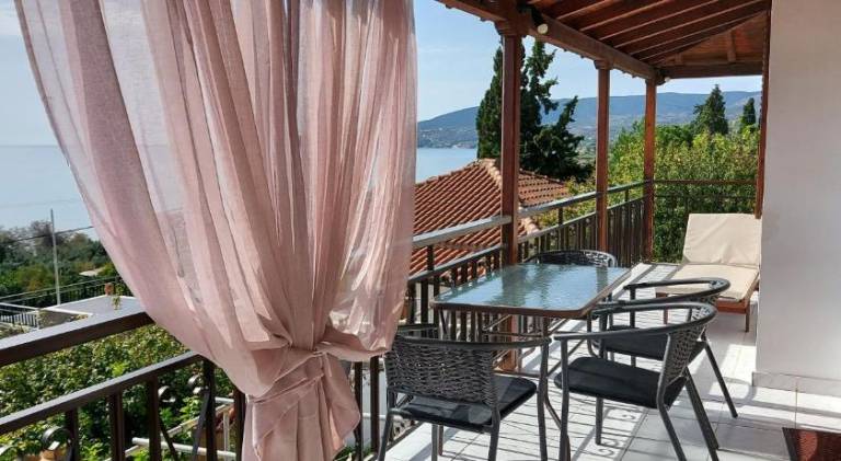 Rental apartment with terrace, yard & barbeque — photo 2