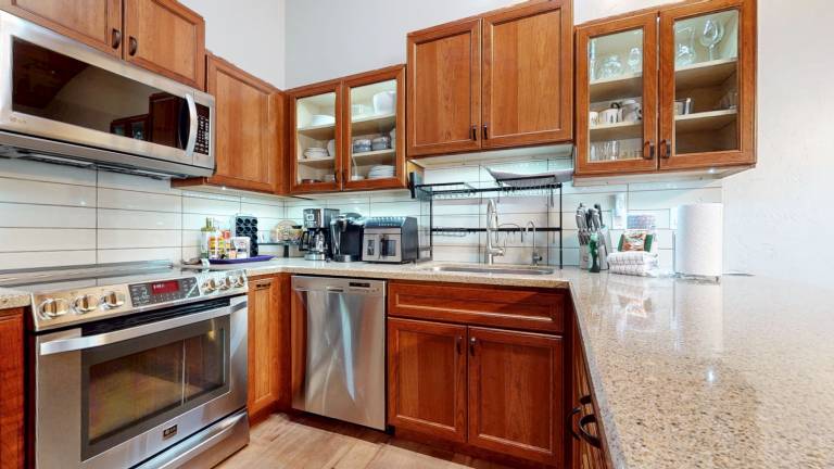 Condo with pool, hot tub & BBQ | Mountain view — photo 3