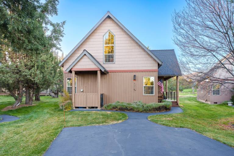 House with pool & barbecue | River view in Redmond, OR