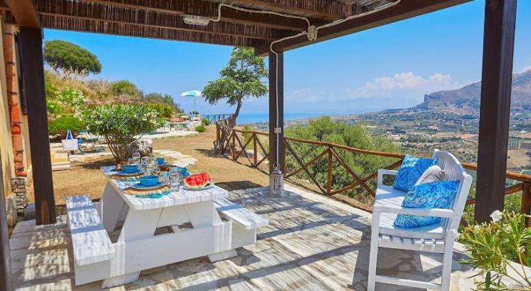 Villa with pool — photo 4