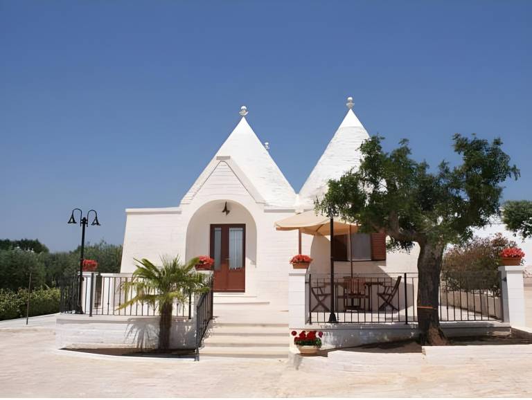 Rental apartment with pool, patio & garden in Locorotondo
