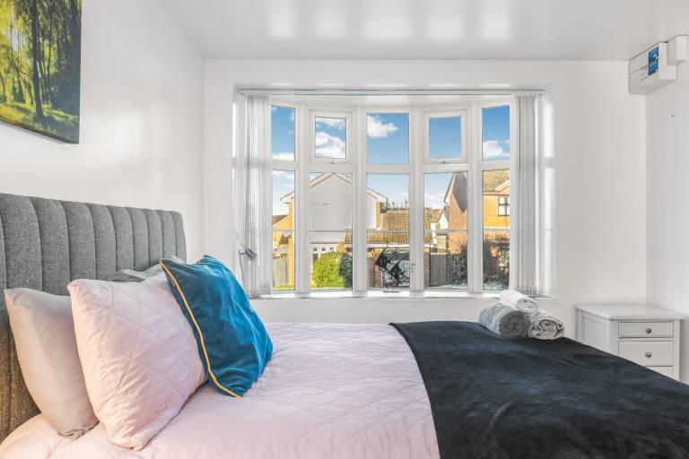 Apt 2: Spacious Comfortable apartment - ShireStays in Northampton
