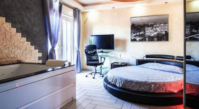 SuiteHouse - With Jacuzzi & All Comfort — photo 2