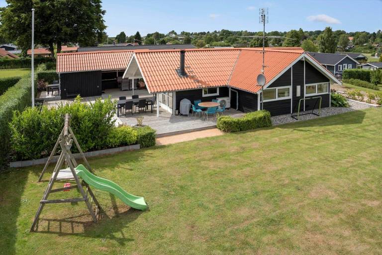 Vacation home with patio, BBQ & jacuzzi in Kolding
