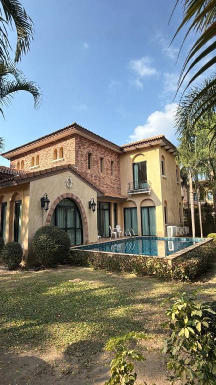 House with pool, sauna & yard in Sattahip