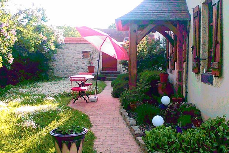 Charming House in Montoldre Garden — photo 2