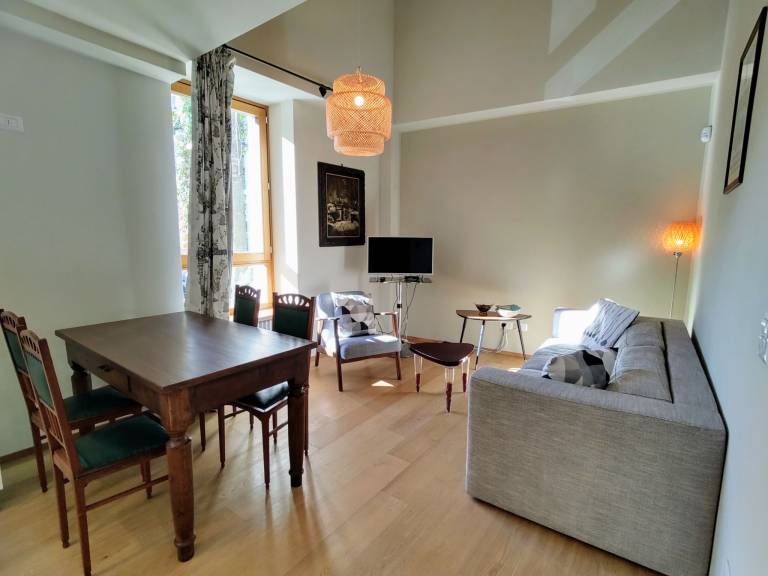 Apartment with patio & yard | Lake view — photo 5