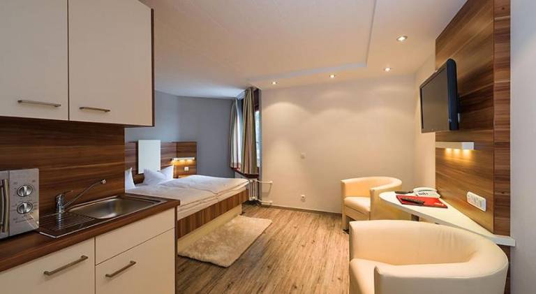 Serviced apartment with patio & yard | Perfect for remote work | Dogs allowed — photo 2
