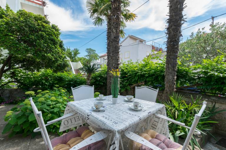 Rental apartment with terrace & grill | Garden view | Next to the beach | Pet-friendly — photo 2