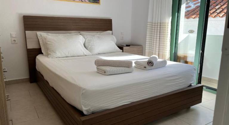 Holiday apartment with patio in Skiathos