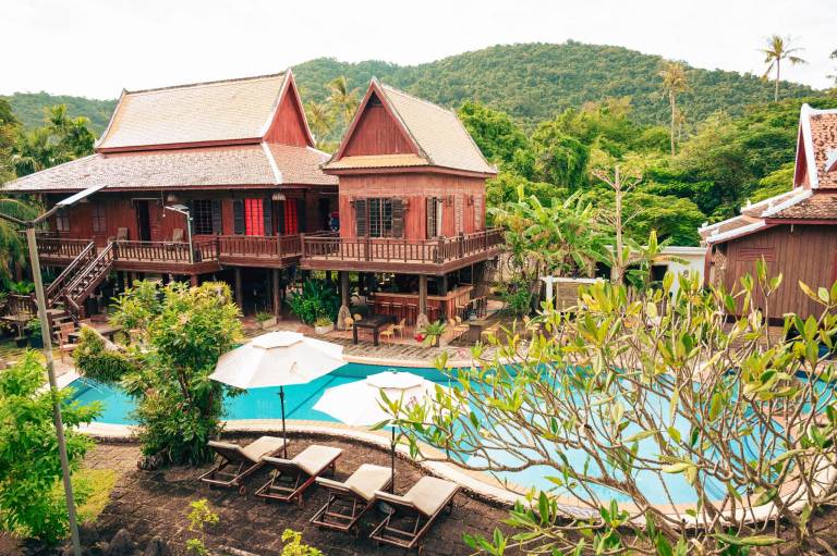 Rental apartment with yard & pool in Kep