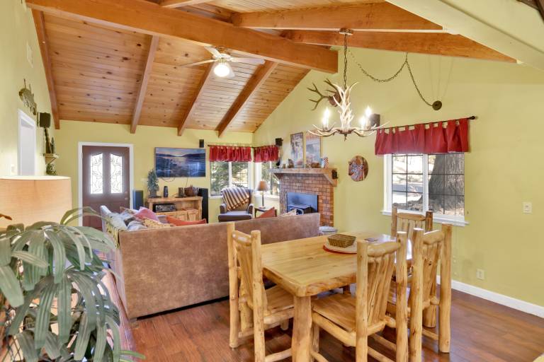 Pet Friendly Log Cabin: Fenced Deck, Propane BBQ & 2-Car Garage Access — photo 5
