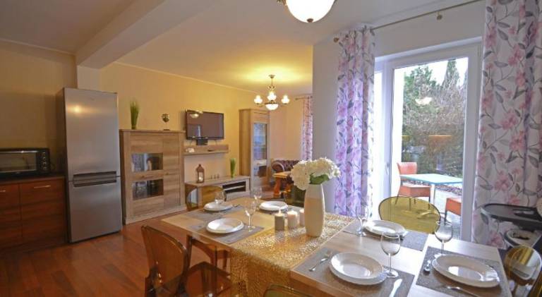 House with patio & yard — photo 2