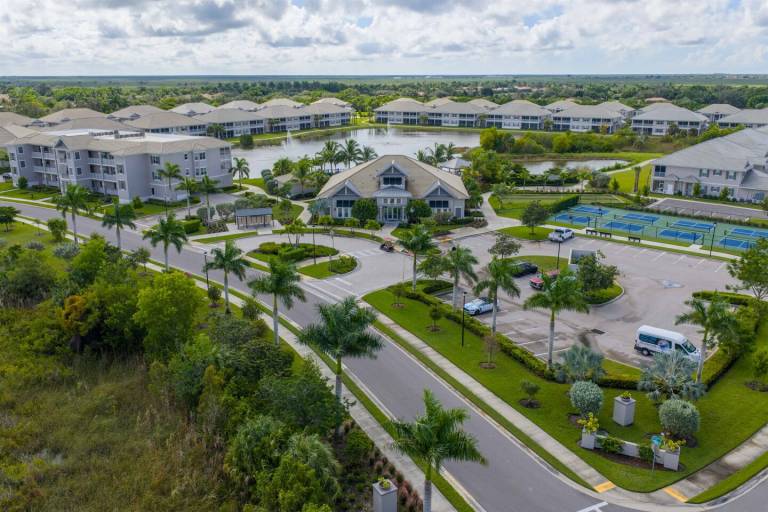 Condo with jacuzzi & private pool | Pet-friendly in Naples, FL
