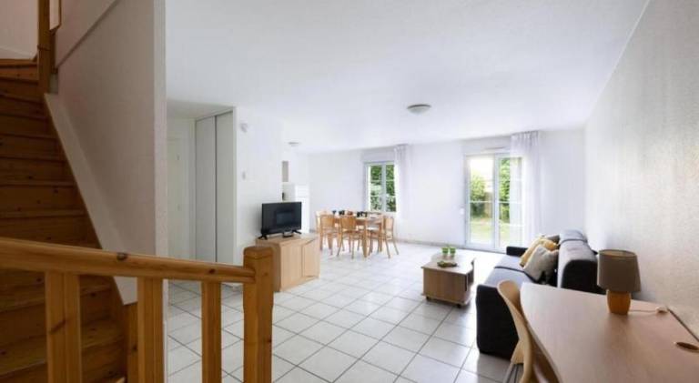 Serviced apartment with pool, patio & garden | Pets are welcome — photo 4