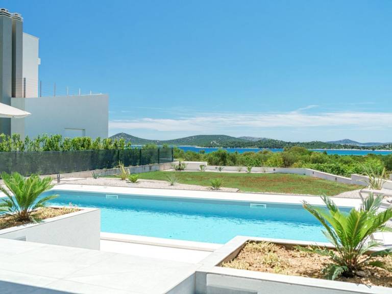 Vacation home with garden, patio & private pool — photo 2