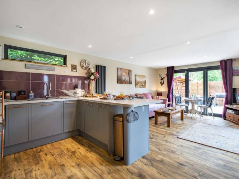 Lovely lodge with hot tub & garden | Pets allowed — photo 4