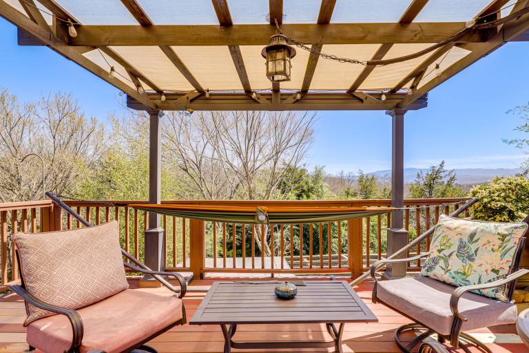 Sevierville Home: Lookout Deck, 10 Mi to Dollywood in Sevierville, TN