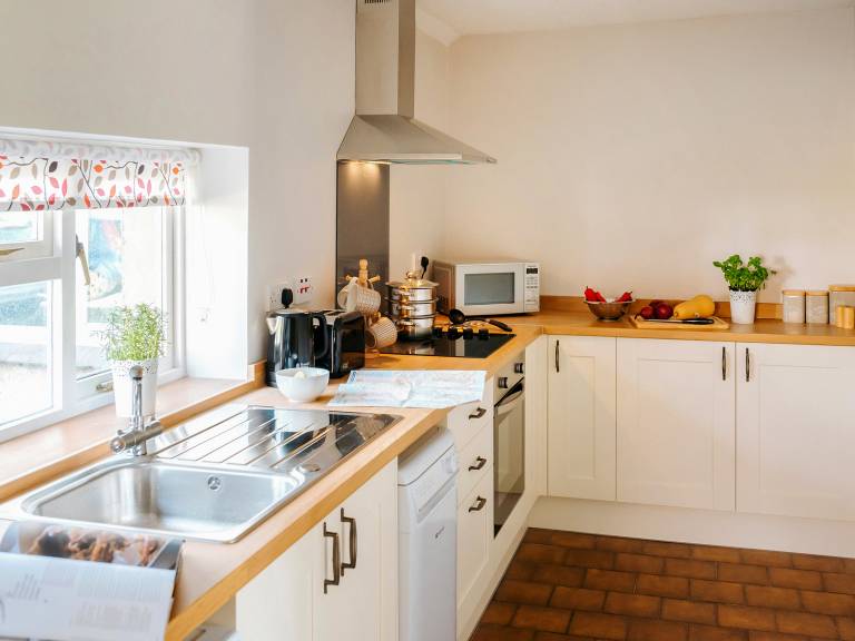 Child-friendly cottage with yard | Pet-friendly — photo 5