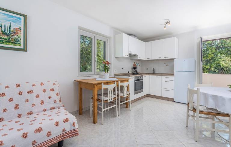Vacation home with BBQ, yard & terrace — photo 4