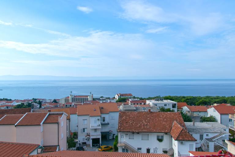 Fully equipped holiday apartment with garden, patio & barbeque | Mountain view | Next to the beach | Pet-friendly in Tucepi