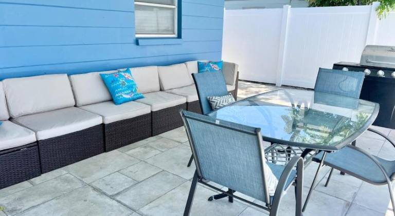 Vacation home with pool — photo 4